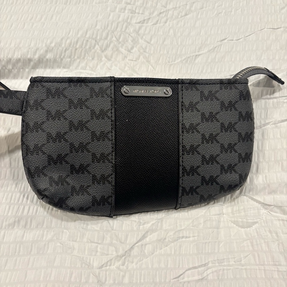 Michael Kors Womens Belt
Bag Fanny Pack Size S/M Gray All Over Logo Crossbody